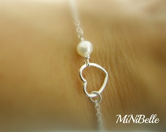 Heart Bracelet. Simple Heart Bracelet. Dainty Heart Pearl Bracelet. Mom Bracelet. Bridesmaids Bracelet. Flowergirl Bracelet