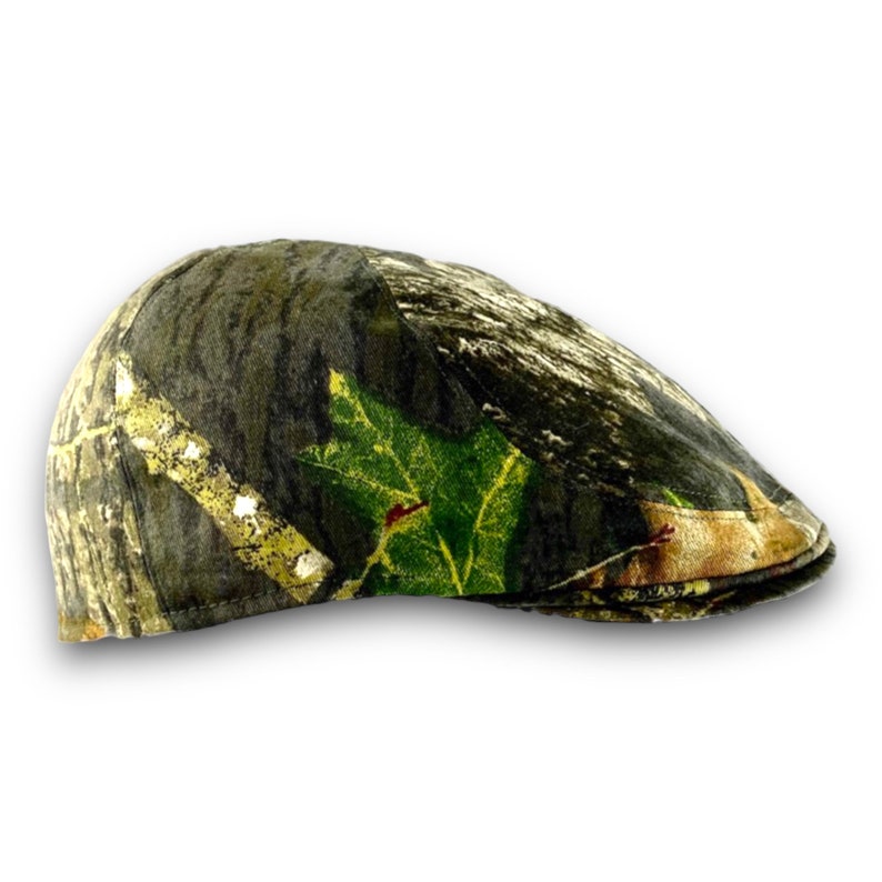 Puede incluir: Gorra plana de camuflaje con un estampado de hojas en tonos verdes, marrones y dorados. El sombrero est&aacute; hecho de una tela duradera y tiene una forma cl&aacute;sica y redondeada. Este sombrero es adecuado para actividades al aire libre.