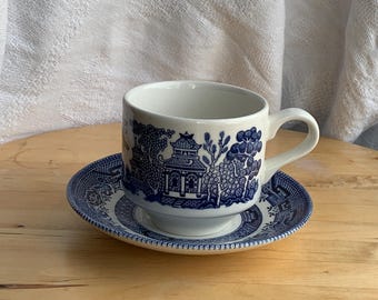 Service à thé vintage Churchill Blue Willow (tasse et soucoupe) | Fabriqué en Angleterre | Tasse à thé en faïence bleue à motifs