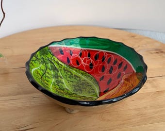 Handgemaakte keramische fruitschaal | Driepotige schotel watermeloen-mango | Kleurrijk keukendecor
