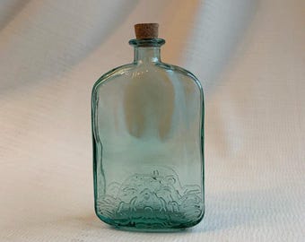 Vintage grön art déco spritflaska | Präglad glasbardekoration