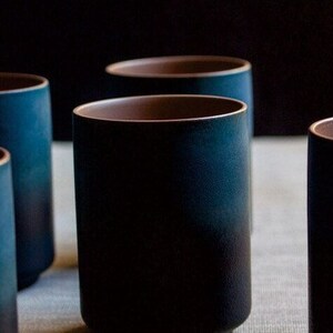 Tasse à thé bleue en céramique de style japonais, poterie unique faite main, cadeau spécial pour pendaison de crémaillère, cadeau de mariage image 7