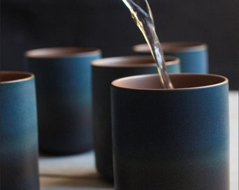 Taza de té azul de estilo japonés de cerámica, cerámica única hecha a mano, regalo especial de calentamiento de la casa, regalo de boda