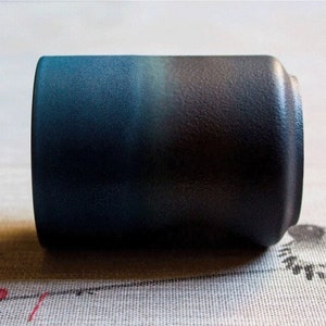 Tasse à thé bleue en céramique de style japonais, poterie unique faite main, cadeau spécial pour pendaison de crémaillère, cadeau de mariage image 4