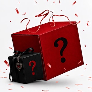 Può includere: Una grande scatola cubica rossa con un punto interrogativo nero e una scatola nera più piccola con un punto interrogativo rosso. La scatola nera presenta un fiocco nero e un ciondolo a forma di cuore con una pietra rossa.