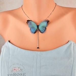 ブルーモルフォ蝶シルクペンダント、チェーン付き蝶ペンダント、ボヘミアンスタイル、ゴシックギフトアイデア、蝶の羽チャーム、ハロウィンアクセサリー