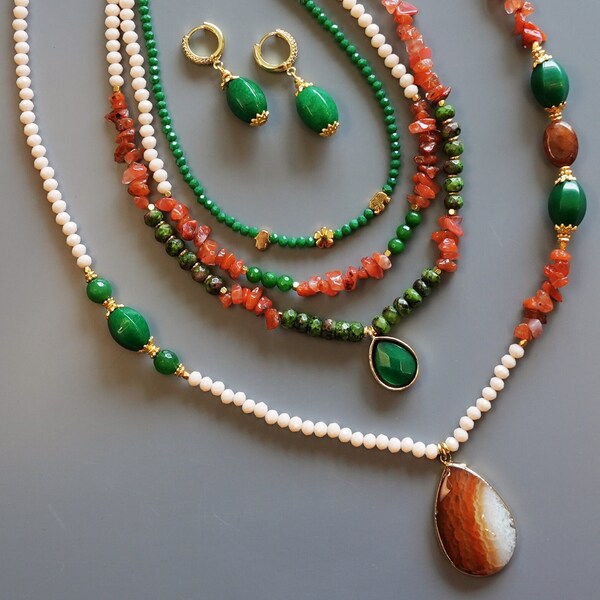 Muttertagsgeschenk, mehrschichtiges Achat-Halsketten-Set mit Ohrringen, grüne Chrysopras-Halskette, Kristallquarz-Anhänger mit vergoldeten Akzenten