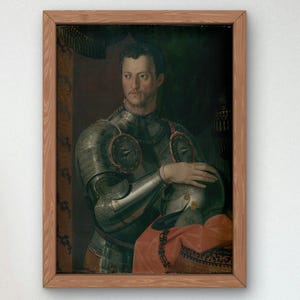 Puede incluir: Una pintura de un hombre con armadura, sosteniendo un casco. Lleva una armadura verde oscuro y negra con una faja roja y dorada. El fondo es oscuro y borroso.