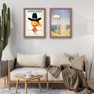 Puede incluir: Dos carteles de viaje vintage enmarcados. El cartel de la izquierda presenta a una mujer con un sombrero de vaquero y una bufanda roja con el texto "American Airlines" y "California New Mexico". El cartel de la derecha presenta una puerta blanca en un paisaje surrealista con una nube encima.