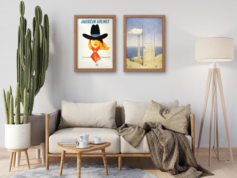 Puede incluir: Dos carteles de viaje vintage enmarcados. El cartel de la izquierda presenta a una mujer con un sombrero de vaquero y una bufanda roja con el texto "American Airlines" y "California New Mexico". El cartel de la derecha presenta una puerta blanca en un paisaje surrealista con una nube encima.
