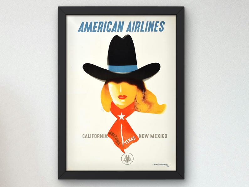 Puede incluir: Un cartel de viaje vintage para American Airlines con una mujer que lleva un sombrero de vaquero negro y un pa&ntilde;uelo rojo con las palabras "California, Arizona, Texas, Nuevo M&eacute;xico" impresas en &eacute;l. El cartel tambi&eacute;n incluye el logotipo de American Airlines.