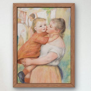 Op de afbeelding: Een ingelijst pastel schilderij toont een moeder die een kind omhelst en kust. De moeder draagt een witte en perzikkleurige jurk, terwijl het kind een oranje jurk en zwarte schoenen draagt. De achtergrond suggereert een buitenscène.