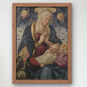 Peut inclure: Peinture religieuse encadrée représentant une femme en robe bleue avec un halo doré, tenant un bébé enveloppé dans un tissu blanc. Deux anges sont de chaque côté de la femme, et deux autres anges sont en bas. La peinture est dans un cadre en bois.