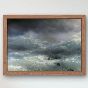 Puede incluir: Una impresión enmarcada de un paisaje marino que representa un barco en una tormenta. La obra de arte presenta una escena dramática con grandes olas, nubes oscuras y un barco en apuros. El marco es de madera marrón claro.
