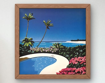 Puede incluir: Impresión enmarcada de una escena tropical con piscina, palmeras y océano. La obra presenta una piscina azul con borde blanco, exuberante vegetación verde y flores rosas. El cielo es de un azul vibrante.