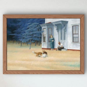 Peut inclure: Une impression encadrée d'une peinture représentant une maison blanche avec une baie vitrée et un porche. Une personne en robe bleue se tient près de la porte, tandis qu'une autre est assise sur les marches. Un chien brun et blanc est couché.