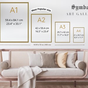 Puede incluir: Una pared blanca con cuatro marcos de diferentes tama&ntilde;os etiquetados como A1, A2, A3 y A4. Cada marco tiene las dimensiones en pulgadas y cent&iacute;metros. El texto "Symbol Art Gallery" est&aacute; en la parte superior de la imagen. El texto "Most Popular Size" est&aacute; sobre el marco A2. Un sof&aacute; marr&oacute;n con una manta blanca est&aacute; en la parte inferior de la imagen. El texto "SOFA 72 in | 183 cm" est&aacute; debajo de los marcos.