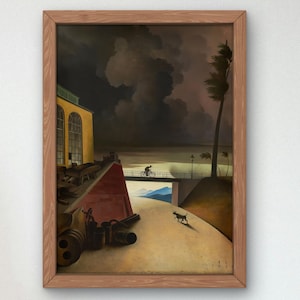 Op de afbeelding: Ingelijst kunstwerk dat een surrealistisch landschap toont met een brug, een fietser en een hond. Het schilderij toont een geel gebouw, een rode structuur en een donkere, stormachtige lucht. Het kunstwerk is ingelijst in een lichtbruine houten lijst.