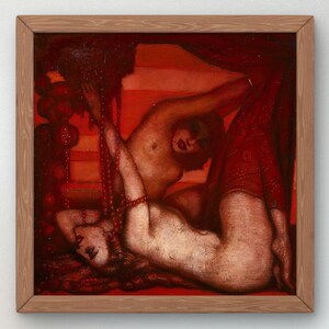 Peut inclure: Une peinture encadrée représentant deux silhouettes dans un décor rouge profond. Une silhouette est allongée horizontalement, parée de longs colliers de perles rouges, tandis que l'autre est placée derrière, drapée de tissu rouge sur un fond rayé.