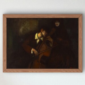 Peut inclure: Une peinture à l'huile encadrée représentant un musicien jouant du violoncelle dans un décor sombre. Le musicien porte une veste sombre et une chemise blanche, tandis qu'une silhouette au visage pâle et aux lèvres rouges se tient à proximité.