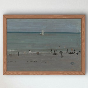 Peut inclure: Peinture encadrée d'une scène de plage. L'œuvre représente un voilier sur l'eau et des personnes sur le rivage. La palette de couleurs est sourde, avec des nuances de bleu, de gris et de brun. Le cadre est en bois clair.