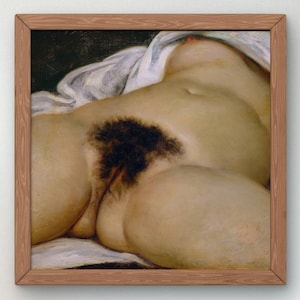 Peut inclure: Une peinture à l'huile encadrée représentant un gros plan d'une silhouette allongée. L'œuvre présente des tons de peau pâles et doux, des poils pubiens foncés et un tissu blanc drapé. La composition est entourée d'un cadre en bois clair.