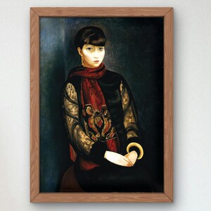 Op de afbeelding: Een schilderij van een vrouw in een zwarte jurk met een rode en gouden sjaal. Ze heeft donker haar en kijkt naar de kijker. De achtergrond is donkerblauw.