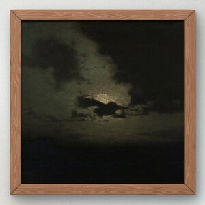 Peut inclure: Une œuvre d'art encadrée représentant un ciel nocturne avec des nuages sombres et une lune brillante. La peinture est dans un cadre en bois carré. La palette de couleurs de l'œuvre est dominée par des verts foncés, des noirs et des blancs.