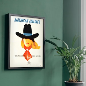 Puede incluir: Un cartel vintage de American Airlines con una mujer que lleva un sombrero de vaquero y un pa&ntilde;uelo rojo con las palabras "California, Arizona, Texas, Nuevo M&eacute;xico" impresas debajo. El cartel est&aacute; enmarcado en negro.