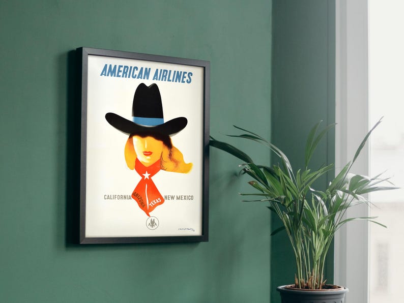 Puede incluir: Un cartel vintage de American Airlines con una mujer que lleva un sombrero de vaquero y un pa&ntilde;uelo rojo con las palabras "California, Arizona, Texas, Nuevo M&eacute;xico" impresas debajo. El cartel est&aacute; enmarcado en negro.