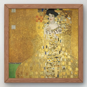 Puede incluir: Una pintura de una mujer con un vestido dorado con un patrón geométrico. El fondo es un diseño abstracto dorado y negro.