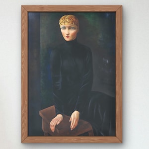 Könnte beinhalten: Ein gerahmtes Gemälde einer Frau in einem schwarzen Kleid und einem goldenen Stirnband. Die Frau sitzt auf einem Holzstuhl und hat einen ernsten Gesichtsausdruck.