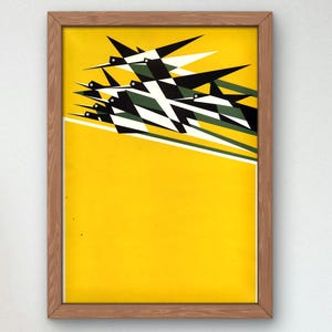 Peut inclure: Une estampe d'art abstrait encadrée représentant un vol d'oiseaux stylisés en noir, blanc et vert sur un fond jaune vif.