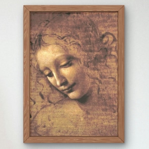 Peut inclure: Une estampe encadrée d'un dessin de la Renaissance représentant le visage d'une femme. Le dessin est dans des tons de brun et d'or, et le visage de la femme est partiellement caché par ses cheveux.