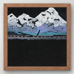 Peut inclure: Peinture abstraite d'un paysage de montagne dans un cadre en bois. L'œuvre présente des couleurs blanches, bleues et noires, avec un aspect texturé. Les montagnes sont représentées avec des coups de pinceau blancs sur un ciel noir.