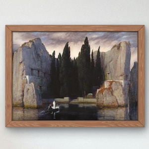 Può includere: Un dipinto incorniciato che rappresenta un paesaggio scuro e misterioso con alberi alti e sottili e imponenti formazioni rocciose. Una piccola barca con una sola figura è nell'acqua, che riflette il cielo nuvoloso.