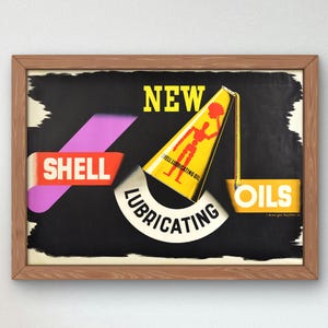 Peut inclure: Une publicité vintage encadrée pour les "Nouvelles Huiles Lubrifiantes Shell". La publicité présente un bidon d'huile jaune avec un robot rouge versant de l'huile dans un cercle noir et blanc avec les mots "Huiles Lubrifiantes". Les mots "Shell" et "Nouvelles" sont en rouge et blanc.