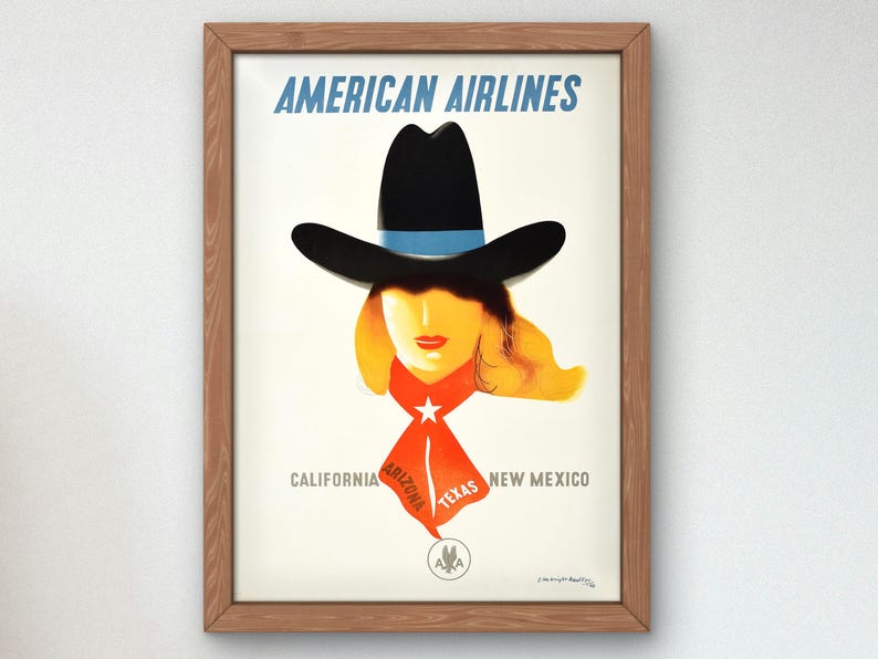 Puede incluir: P&oacute;ster de viaje vintage para American Airlines con una mujer que lleva un sombrero de vaquero y un pa&ntilde;uelo rojo con las palabras "California, Arizona, Texas, Nuevo M&eacute;xico" impresas en &eacute;l. El p&oacute;ster tambi&eacute;n incluye el logotipo de American Airlines.