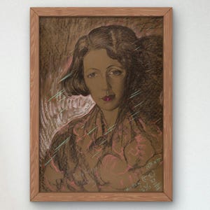 Pode incluir: Um retrato emoldurado de uma mulher com cabelo escuro e um vestido estampado em rosa e marrom. O retrato é feito em um estilo de carvão e pastel. A assinatura do artista é visível no canto inferior direito.