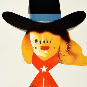 Puede incluir: Una mujer con un sombrero de vaquero negro con una banda azul y un pa&ntilde;uelo rojo con una estrella blanca. El texto "Symbol Art Gallery" es visible debajo del sombrero.
