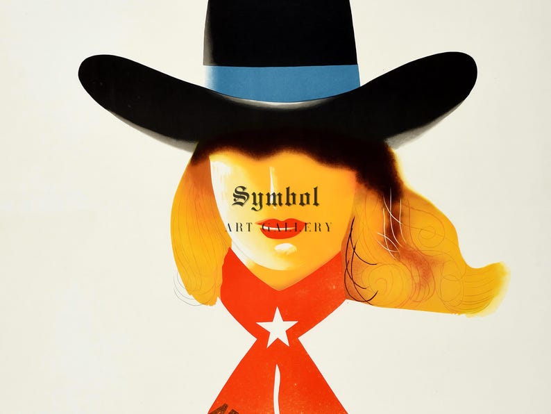 Puede incluir: Una mujer con un sombrero de vaquero negro con una banda azul y un pa&ntilde;uelo rojo con una estrella blanca. El texto "Symbol Art Gallery" es visible debajo del sombrero.