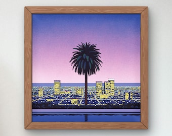 Puede incluir: Una impresión enmarcada de un horizonte urbano al atardecer con una sola palmera en primer plano. La ciudad está iluminada con luces amarillas y el cielo es un degradado de morado, rosa y azul.