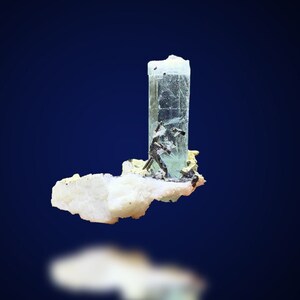 【148Ct】パキスタン スカルドゥ産 アクアマリン 母岩付 鉱物標本 アクアマリン＆ショール標本：パキスタン・スカルドゥ産