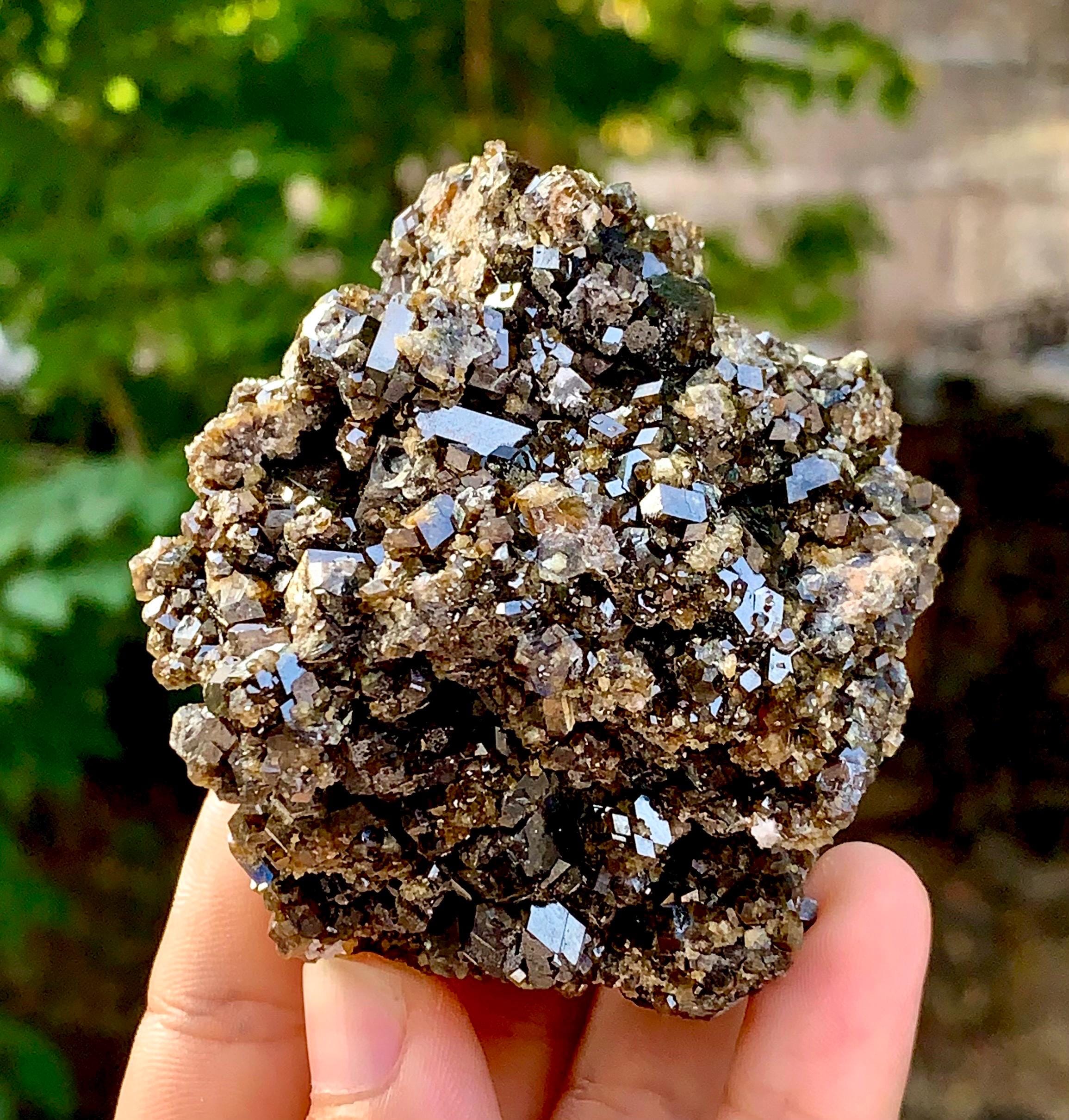 パキスタン スカルドゥ産 アンドラダイトガーネット ダークグリーンアンドラダイトガーネット結晶クラスター、パキスタン