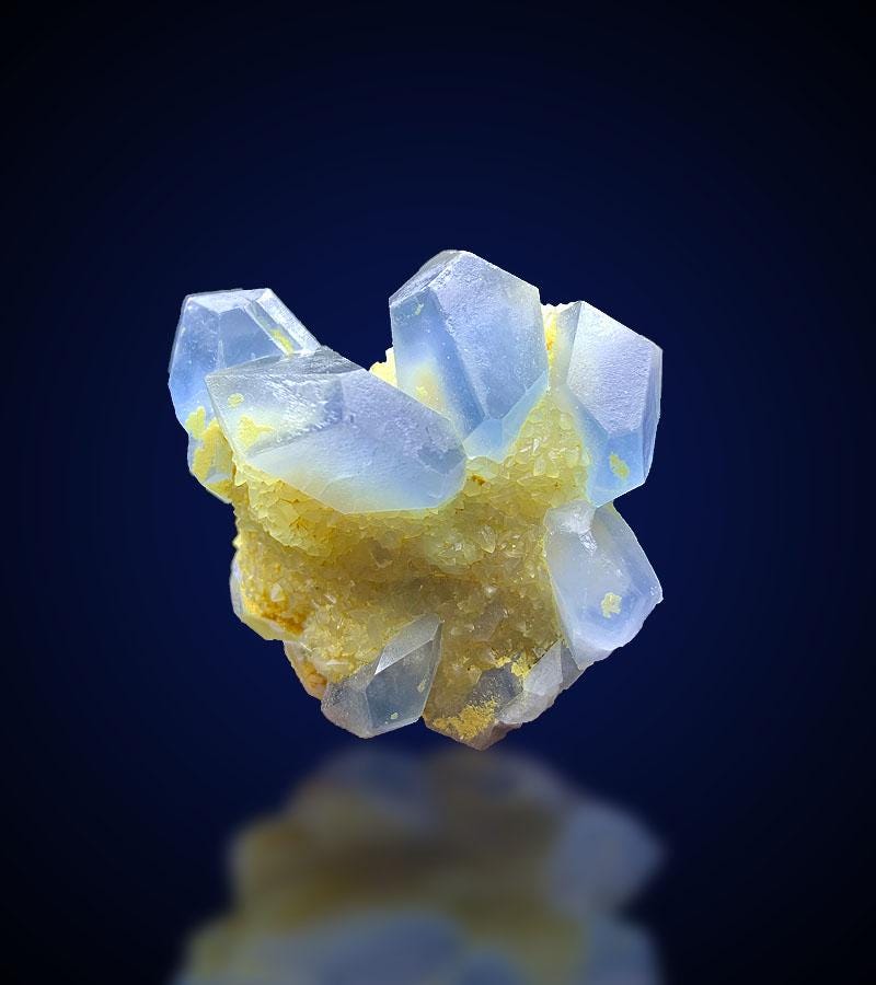 方解石を含むブルーセレスティンクリスタル。 方解石と組み合わせた天然セレスティンクリスタル、ユニークな形状の