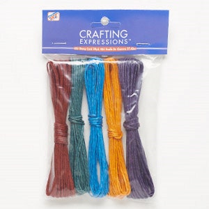Puede incluir: Un paquete de seis carretes de cuerda de colores, cada carrete es de un color diferente: morado, naranja, azul, verde, marrón y rojo. La cuerda está etiquetada como "Crafting Expressions".