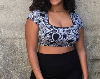 LAST 2 in a M/ Scoop Neck Crop Top with Princess Seams