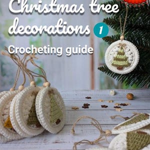 Puede incluir: Adornos de árbol de Navidad tejidos a crochet en blanco y verde con detalles marrones. Los adornos están colgados de un árbol de Navidad y sobre una superficie de madera. La imagen incluye el texto "Christmas tree decorations 1 Crocheting guide By: KnitByMia knitbymia.etsy.com".