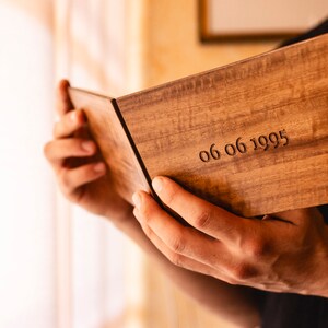 Album fotografico personalizzato, realizzato a mano con legno massello. Racconta la storia della tua vita in un pezzo unico e autentico.