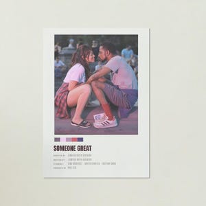 Könnte beinhalten: Ein Filmplakat für den Film "Someone Great" mit einem Paar, das auf einer Kante sitzt und sich anschaut. Die Frau trägt ein kariertes Hemd und der Mann ein blaues Hemd. Das Plakat hat ein minimalistisches Design mit einer Farbpalette aus Rosa, Lila und Blau.